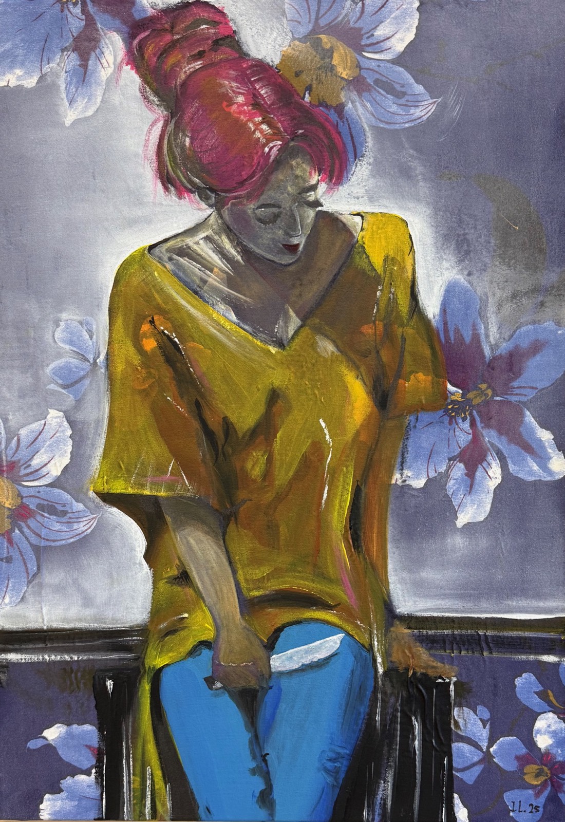 Perhaps — sitzendes Frauenporträt mit pinkem Haar, gelbem Oberteil und blauer Hose vor Hintergrund mit blassblauen Blüten, von Iris Liechti