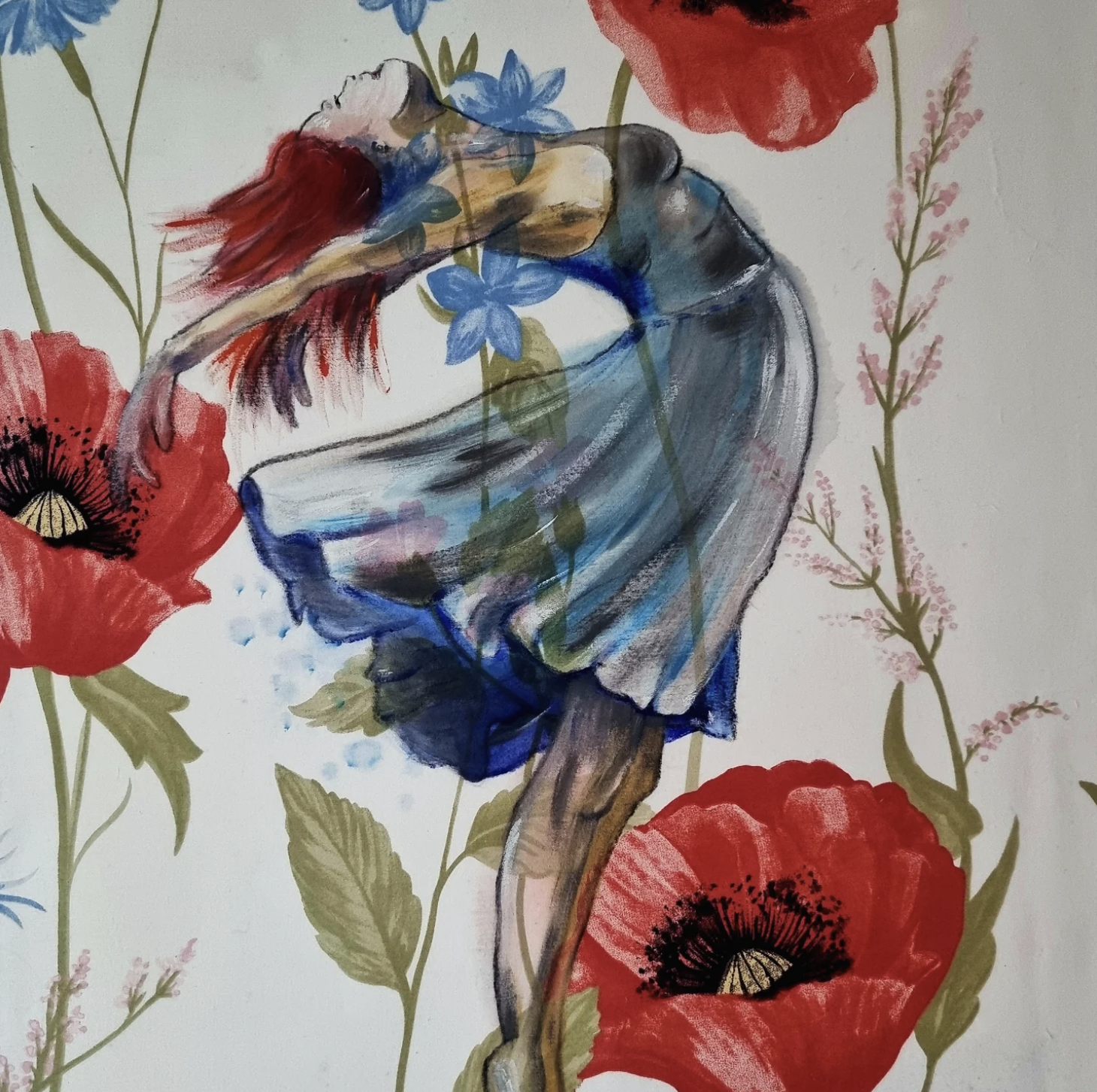 Tanz im Mohnfeld — Frauenfigur in blauem Kleid, umgeben von Mohnblumen, von Iris Liechti
